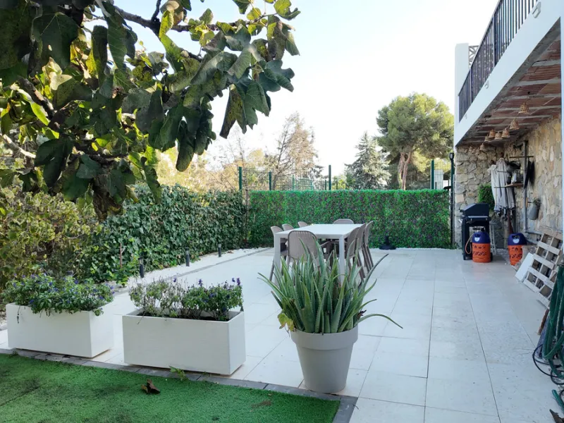 Location: Exclusive area of Sierra, just minutes from the centre of Fuengirola, Costa del Sol beaches and urban services. It offers tranquility with open views to green areas and mountains, ideal to disconnect without getting too far from the action.