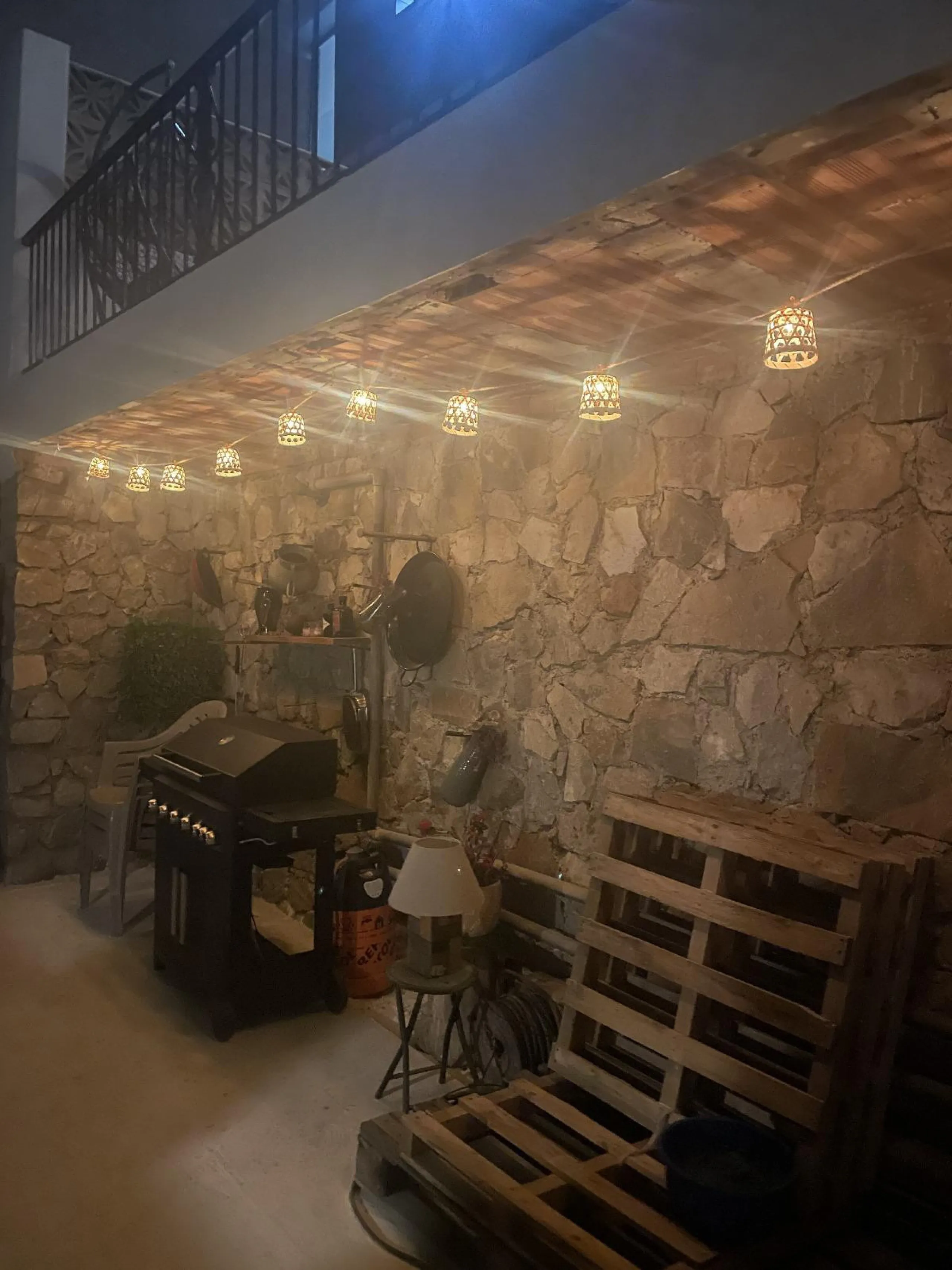 Location: Exclusive area of Sierra, just minutes from the centre of Fuengirola, Costa del Sol beaches and urban services. It offers tranquility with open views to green areas and mountains, ideal to disconnect without getting too far from the action.
