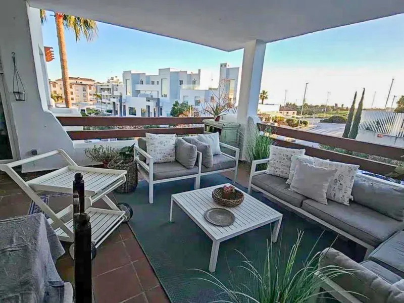 Apartment located in the Selwo/La Resina area of Estepona, in a peaceful residential setting a short distance from the sea, perfect for those who want to enjoy tranquility and nature without sacrificing proximity to all amenities.