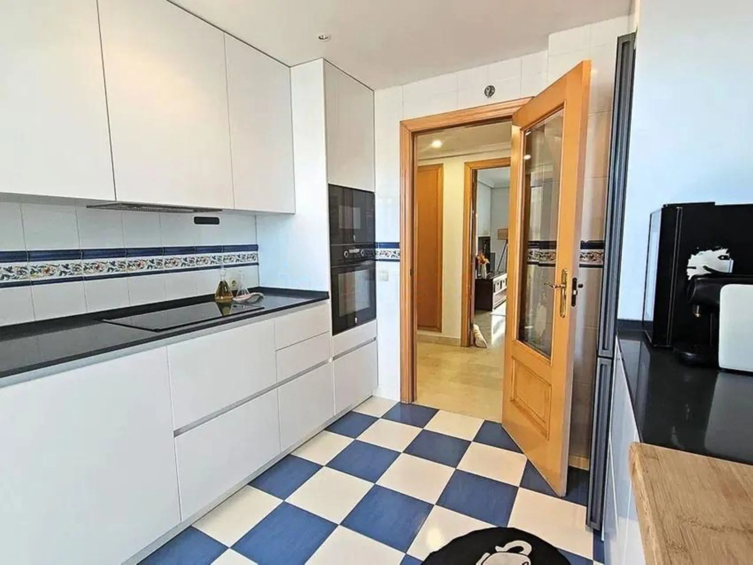 Apartment - Middle Floor Apartment в продаже в Estepona, Málaga. В доме 3 спален и 2 ванных комнат. Площадь дома 116 м²