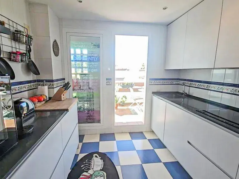 Apartment - Middle Floor Apartment в продаже в Estepona, Málaga. В доме 3 спален и 2 ванных комнат. Площадь дома 116 м²