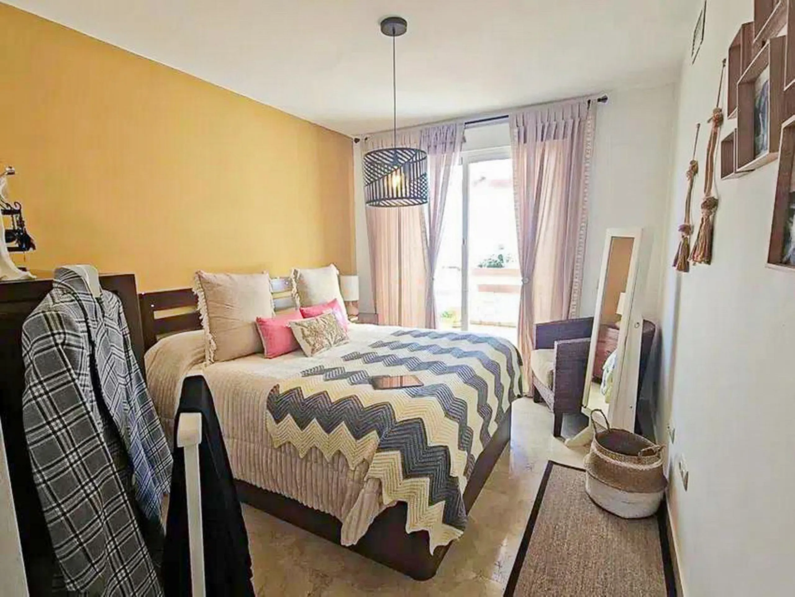 Apartment - Middle Floor Apartment в продаже в Estepona, Málaga. В доме 3 спален и 2 ванных комнат. Площадь дома 116 м²