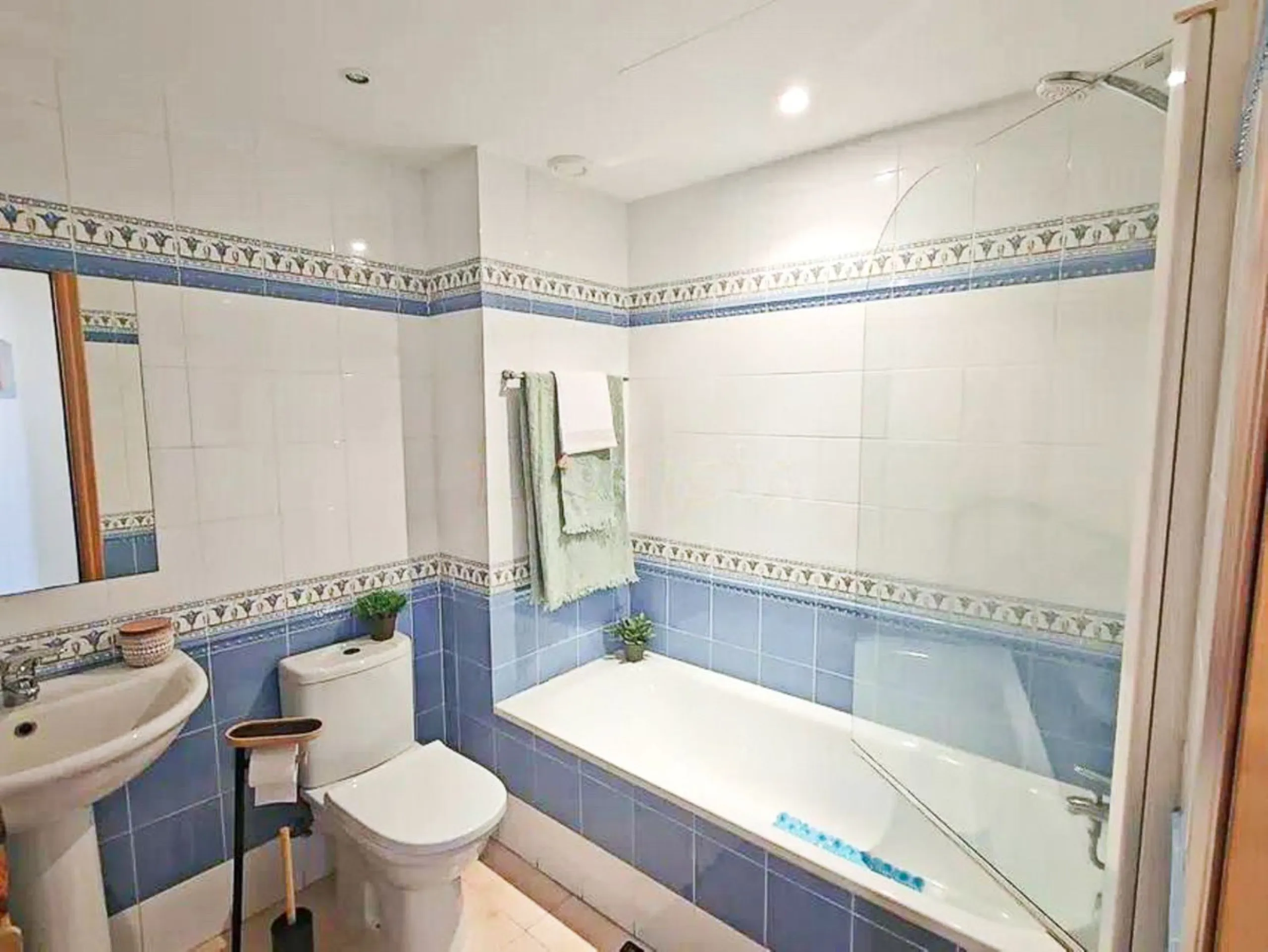 Apartment - Middle Floor Apartment в продаже в Estepona, Málaga. В доме 3 спален и 2 ванных комнат. Площадь дома 116 м²