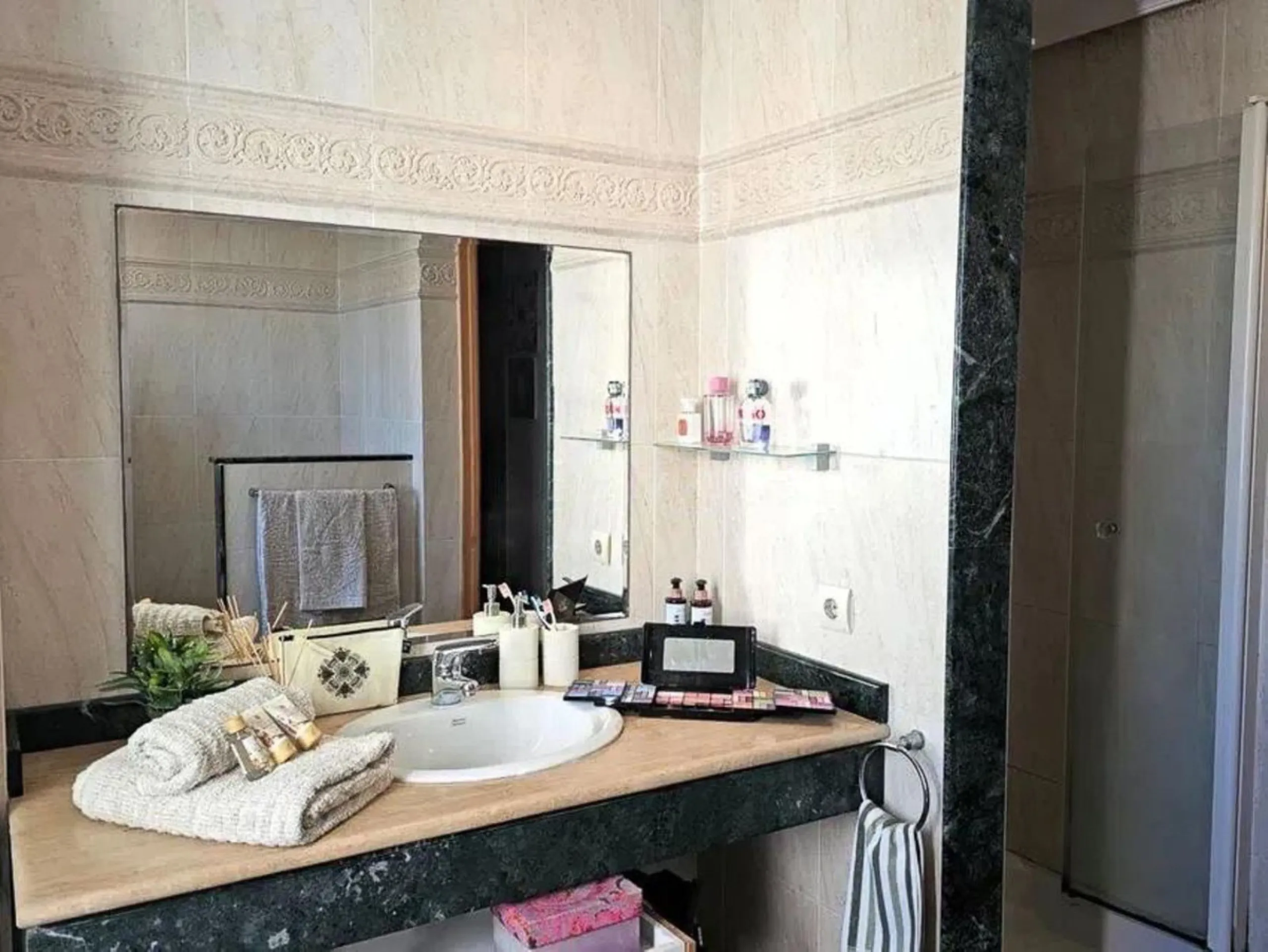 Apartment - Middle Floor Apartment в продаже в Estepona, Málaga. В доме 3 спален и 2 ванных комнат. Площадь дома 116 м²