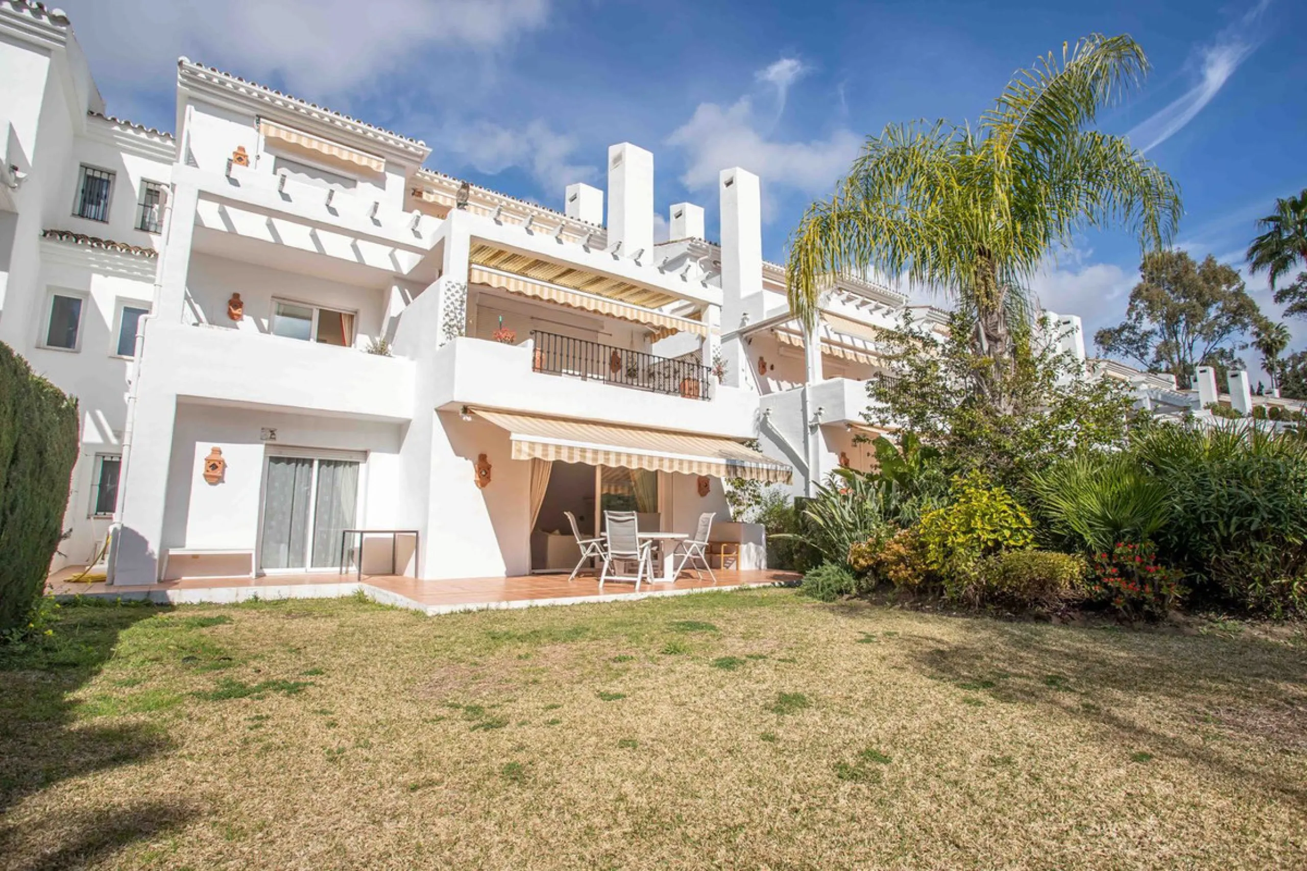 Apartment - Ground Floor Apartment в продаже в Benahavís, Málaga. В доме 3 спален и 3 ванных комнат. Площадь дома 140 м². Площадь участка 50 м²
