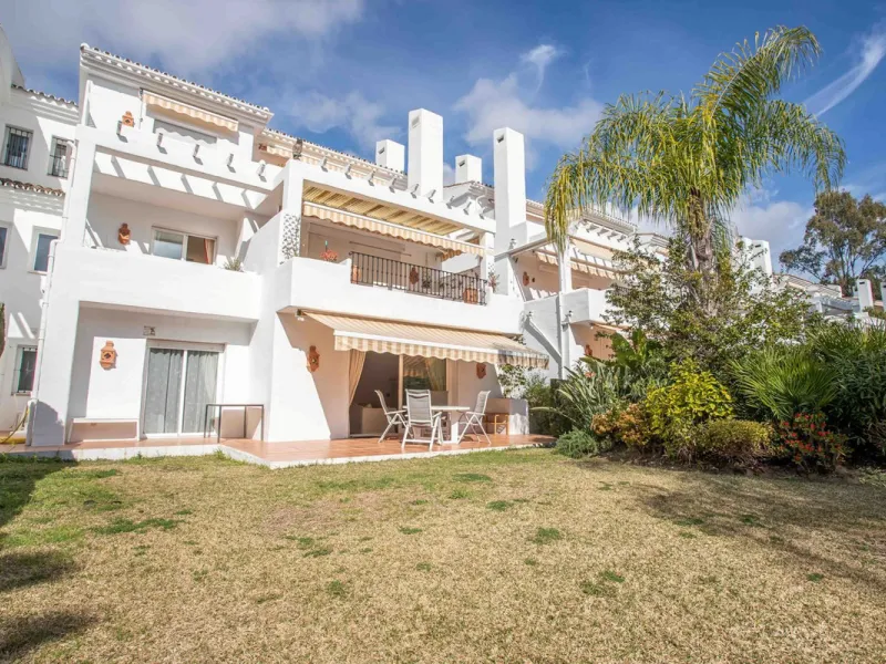 Apartment - Ground Floor Apartment в продаже в Benahavís, Málaga. В доме 3 спален и 3 ванных комнат. Площадь дома 140 м². Площадь участка 50 м²