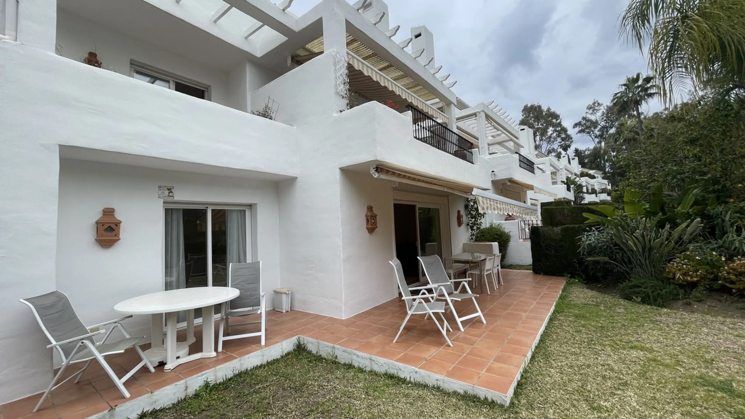 Apartment - Ground Floor Apartment в продаже в Benahavís, Málaga. В доме 3 спален и 3 ванных комнат. Площадь дома 140 м². Площадь участка 50 м²