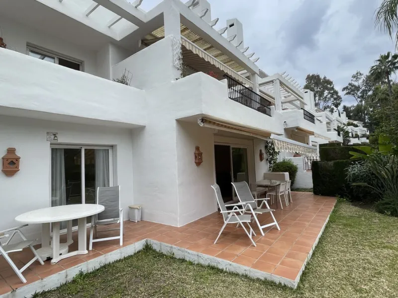Apartment - Ground Floor Apartment в продаже в Benahavís, Málaga. В доме 3 спален и 3 ванных комнат. Площадь дома 140 м². Площадь участка 50 м²