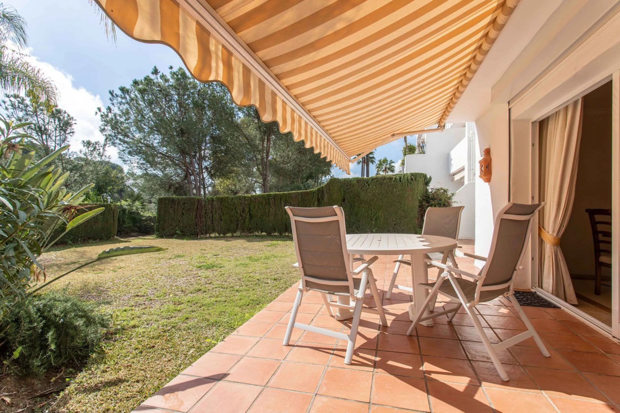 Apartment - Ground Floor Apartment в продаже в Benahavís, Málaga. В доме 3 спален и 3 ванных комнат. Площадь дома 140 м². Площадь участка 50 м²