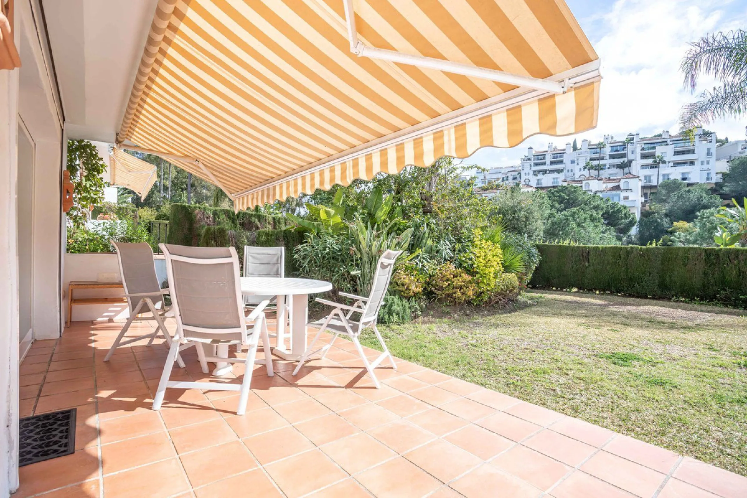 Apartment - Ground Floor Apartment в продаже в Benahavís, Málaga. В доме 3 спален и 3 ванных комнат. Площадь дома 140 м². Площадь участка 50 м²