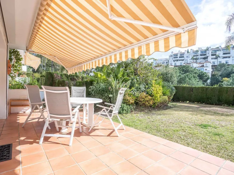 Apartment - Ground Floor Apartment в продаже в Benahavís, Málaga. В доме 3 спален и 3 ванных комнат. Площадь дома 140 м². Площадь участка 50 м²