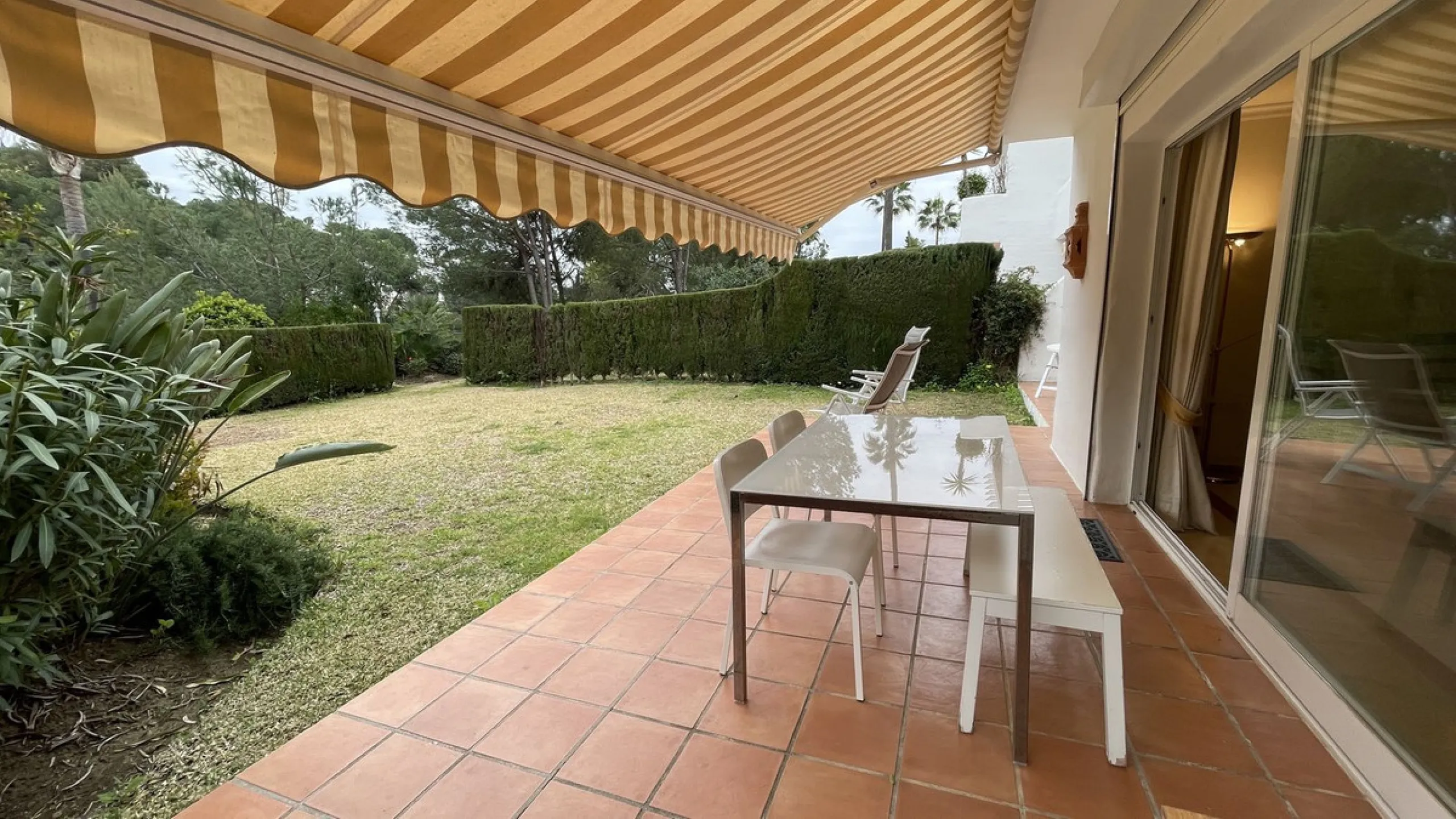 Apartment - Ground Floor Apartment в продаже в Benahavís, Málaga. В доме 3 спален и 3 ванных комнат. Площадь дома 140 м². Площадь участка 50 м²