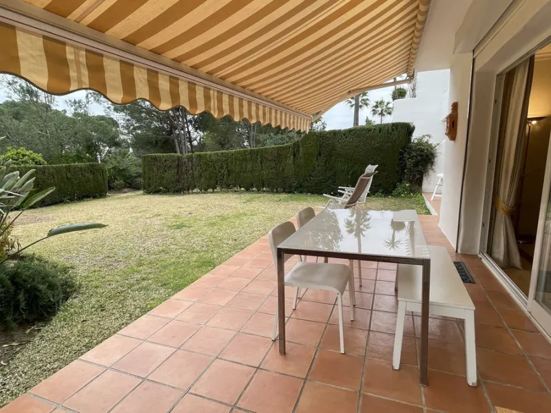Apartment - Ground Floor Apartment в продаже в Benahavís, Málaga. В доме 3 спален и 3 ванных комнат. Площадь дома 140 м². Площадь участка 50 м²