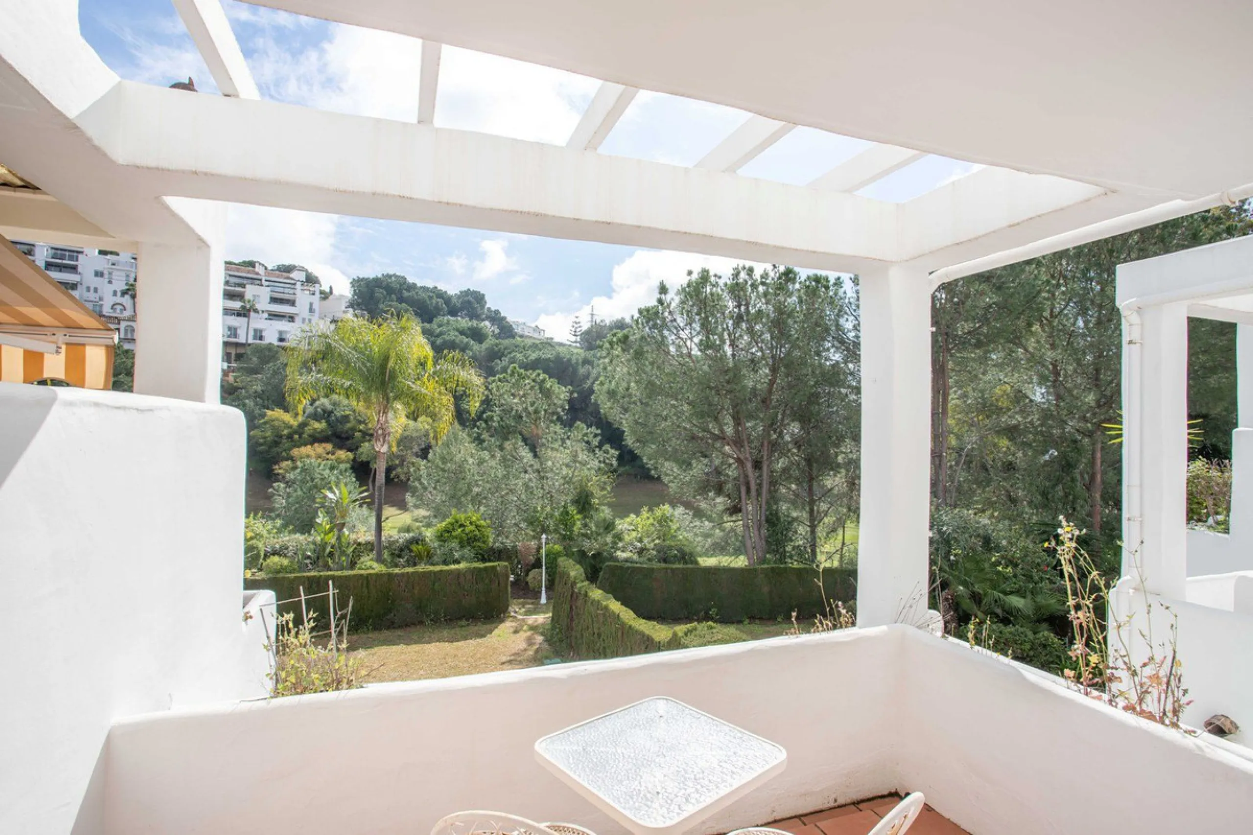 Apartment - Ground Floor Apartment в продаже в Benahavís, Málaga. В доме 3 спален и 3 ванных комнат. Площадь дома 140 м². Площадь участка 50 м²