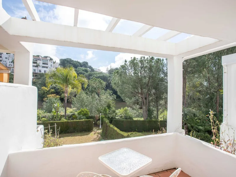 Apartment - Ground Floor Apartment в продаже в Benahavís, Málaga. В доме 3 спален и 3 ванных комнат. Площадь дома 140 м². Площадь участка 50 м²