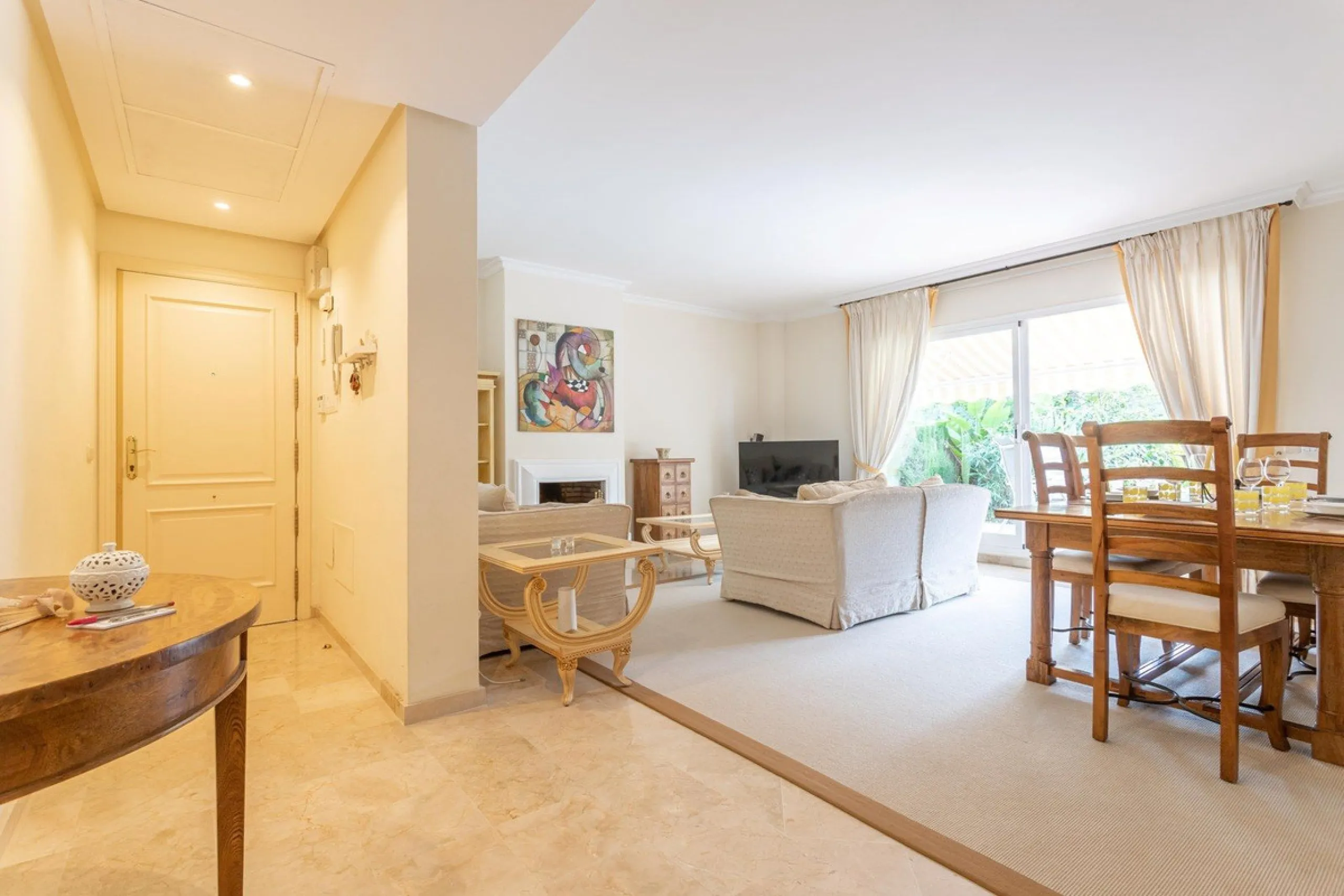 Apartment - Ground Floor Apartment в продаже в Benahavís, Málaga. В доме 3 спален и 3 ванных комнат. Площадь дома 140 м². Площадь участка 50 м²