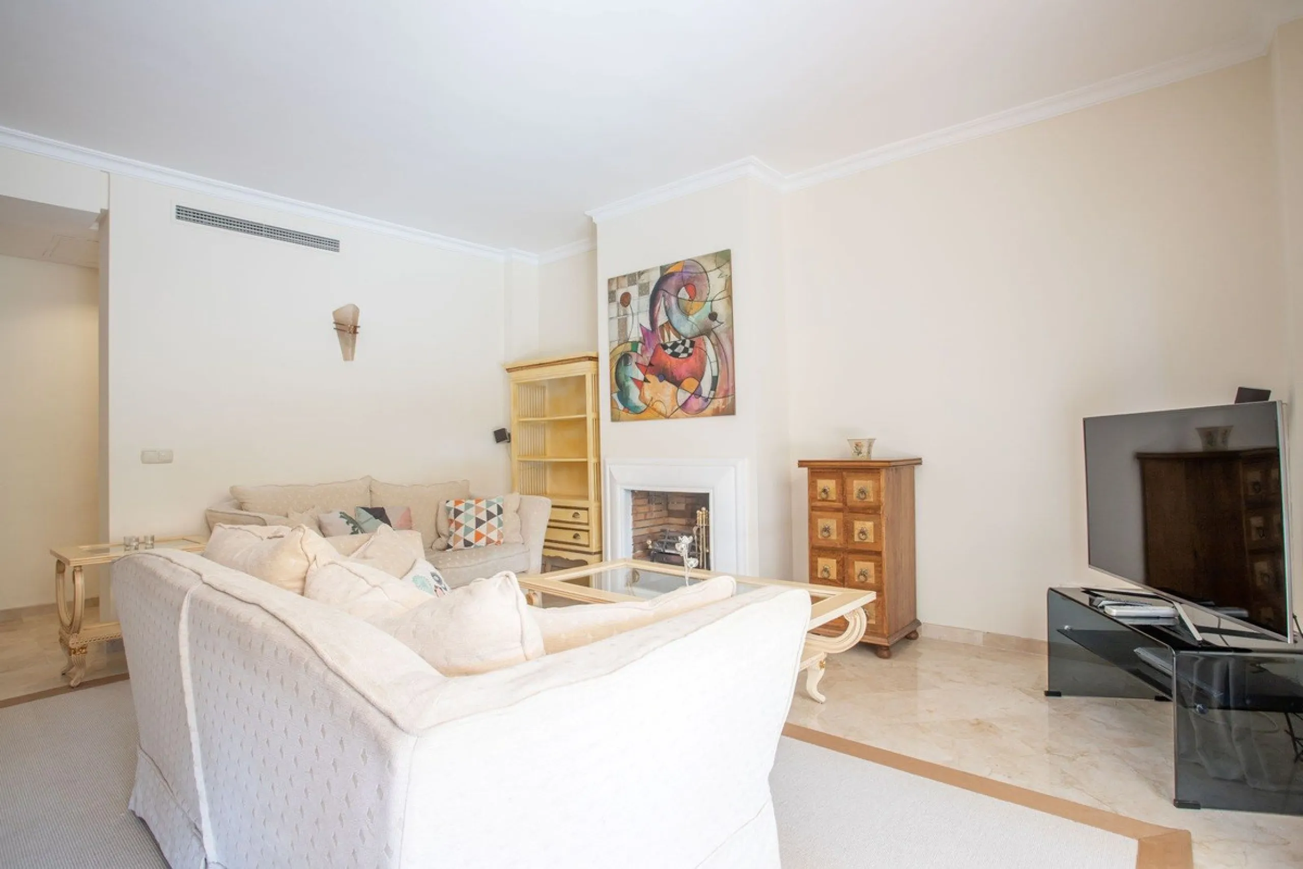 Apartment - Ground Floor Apartment в продаже в Benahavís, Málaga. В доме 3 спален и 3 ванных комнат. Площадь дома 140 м². Площадь участка 50 м²