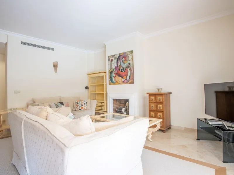 Apartment - Ground Floor Apartment в продаже в Benahavís, Málaga. В доме 3 спален и 3 ванных комнат. Площадь дома 140 м². Площадь участка 50 м²