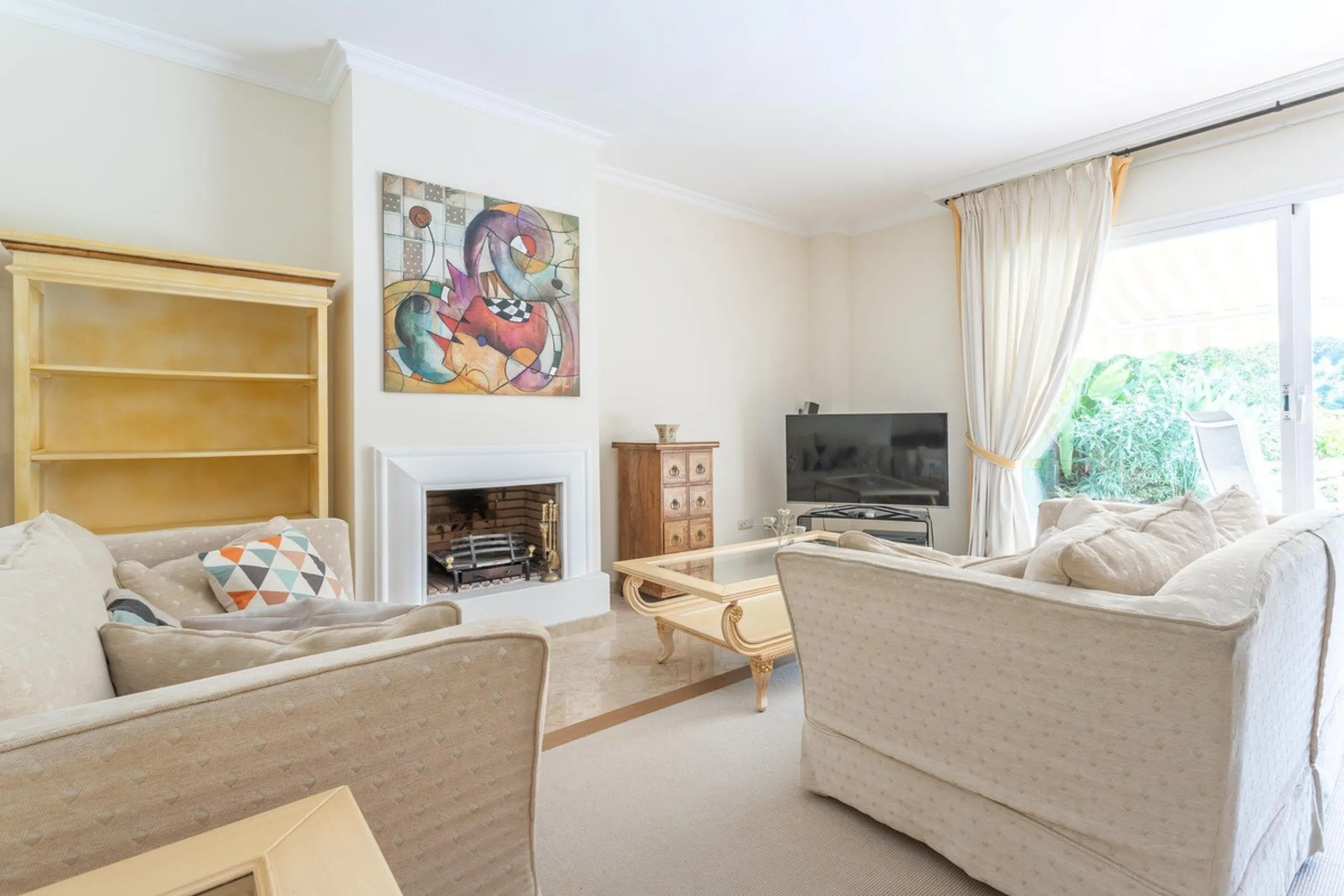 Apartment - Ground Floor Apartment в продаже в Benahavís, Málaga. В доме 3 спален и 3 ванных комнат. Площадь дома 140 м². Площадь участка 50 м²