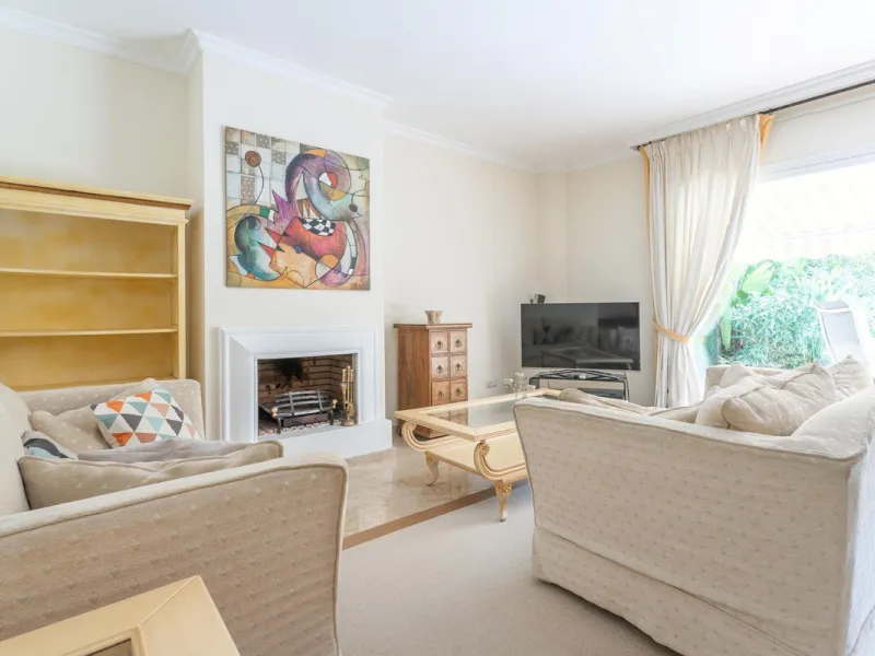 Apartment - Ground Floor Apartment в продаже в Benahavís, Málaga. В доме 3 спален и 3 ванных комнат. Площадь дома 140 м². Площадь участка 50 м²