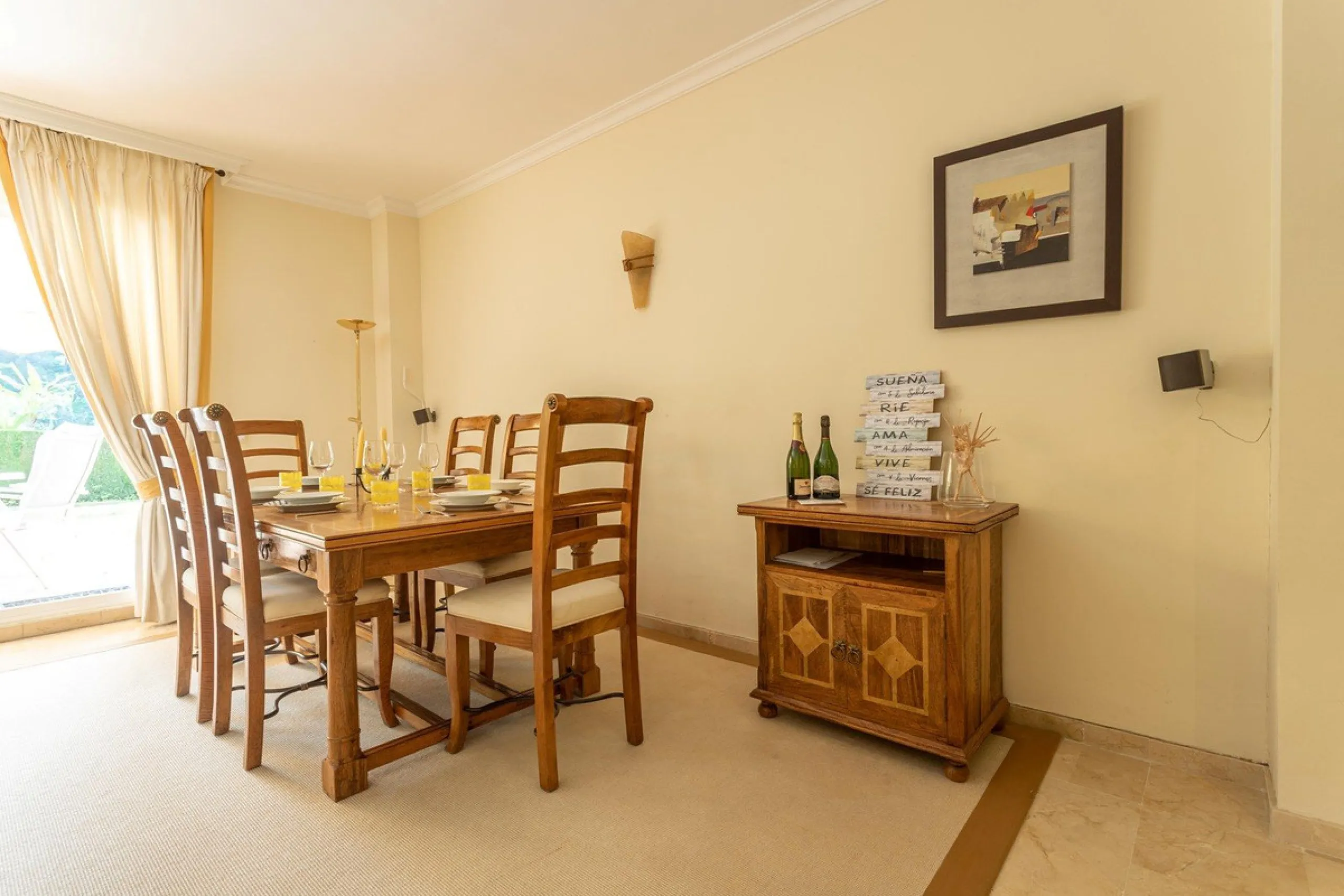 Apartment - Ground Floor Apartment в продаже в Benahavís, Málaga. В доме 3 спален и 3 ванных комнат. Площадь дома 140 м². Площадь участка 50 м²