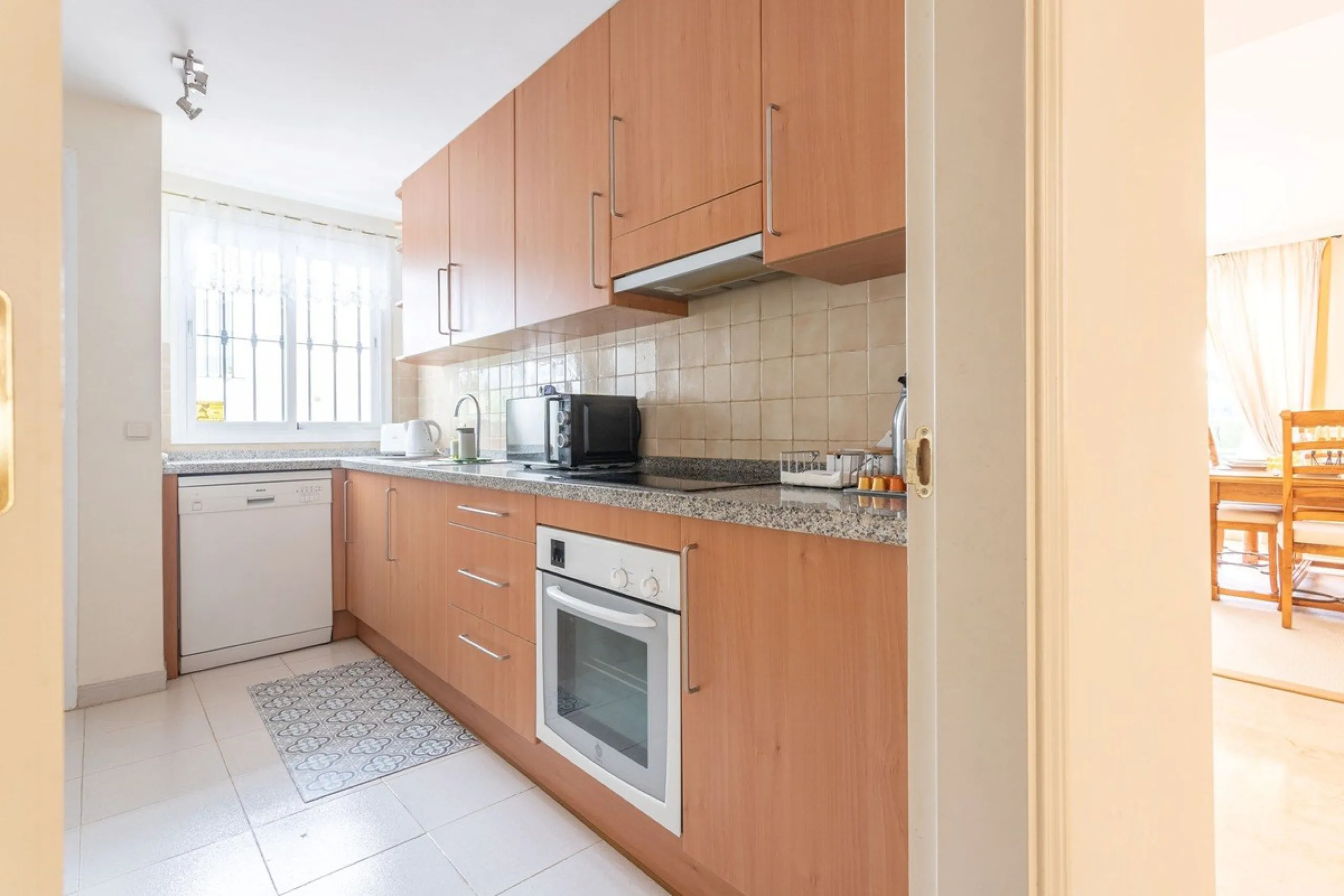 Apartment - Ground Floor Apartment в продаже в Benahavís, Málaga. В доме 3 спален и 3 ванных комнат. Площадь дома 140 м². Площадь участка 50 м²