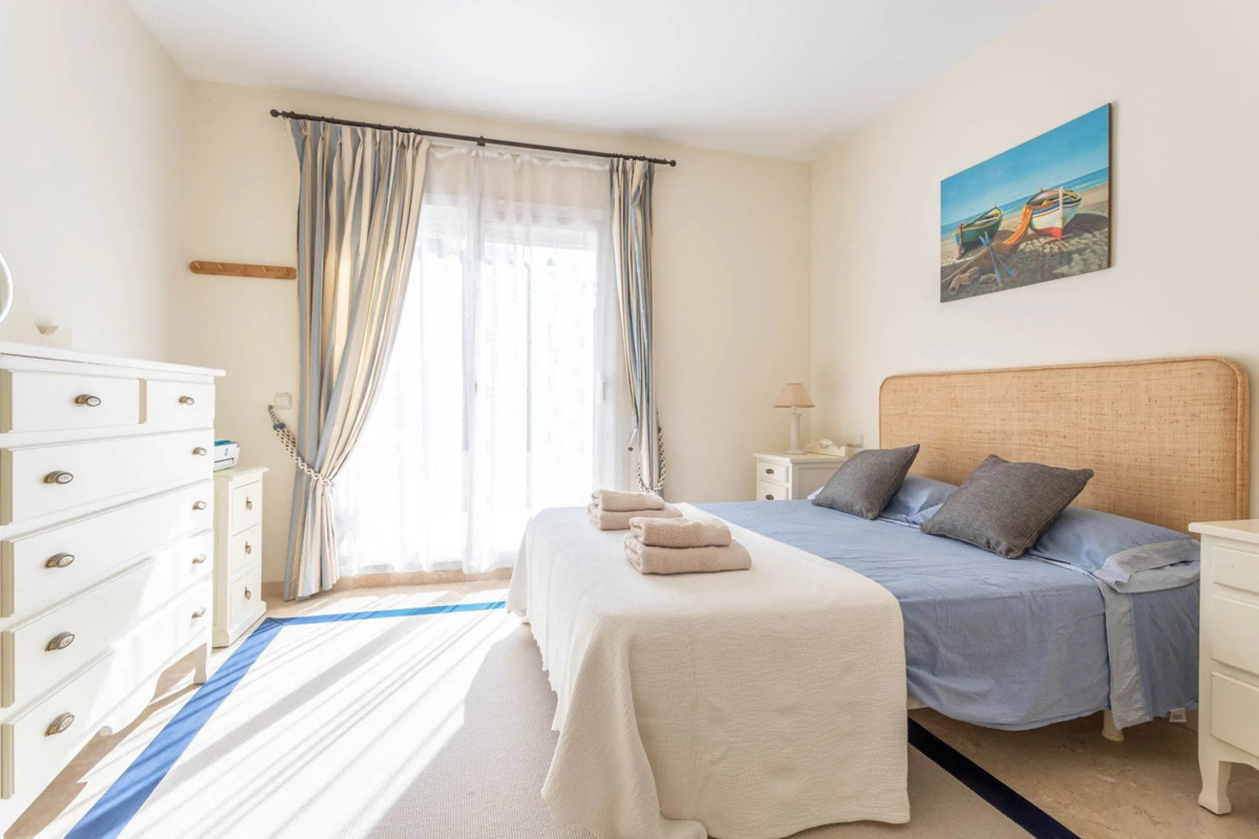 Apartment - Ground Floor Apartment в продаже в Benahavís, Málaga. В доме 3 спален и 3 ванных комнат. Площадь дома 140 м². Площадь участка 50 м²