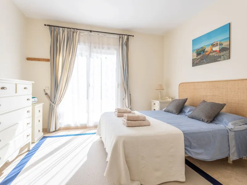 Apartment - Ground Floor Apartment в продаже в Benahavís, Málaga. В доме 3 спален и 3 ванных комнат. Площадь дома 140 м². Площадь участка 50 м²