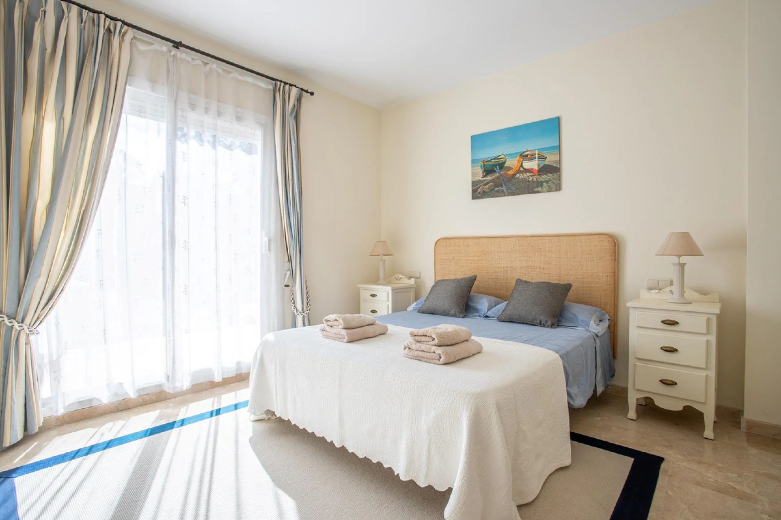 Apartment - Ground Floor Apartment в продаже в Benahavís, Málaga. В доме 3 спален и 3 ванных комнат. Площадь дома 140 м². Площадь участка 50 м²