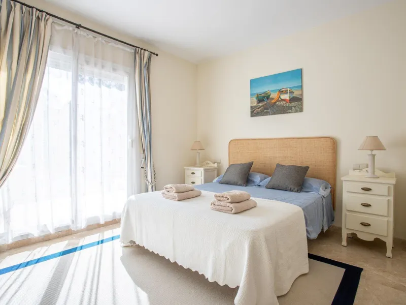 Apartment - Ground Floor Apartment в продаже в Benahavís, Málaga. В доме 3 спален и 3 ванных комнат. Площадь дома 140 м². Площадь участка 50 м²