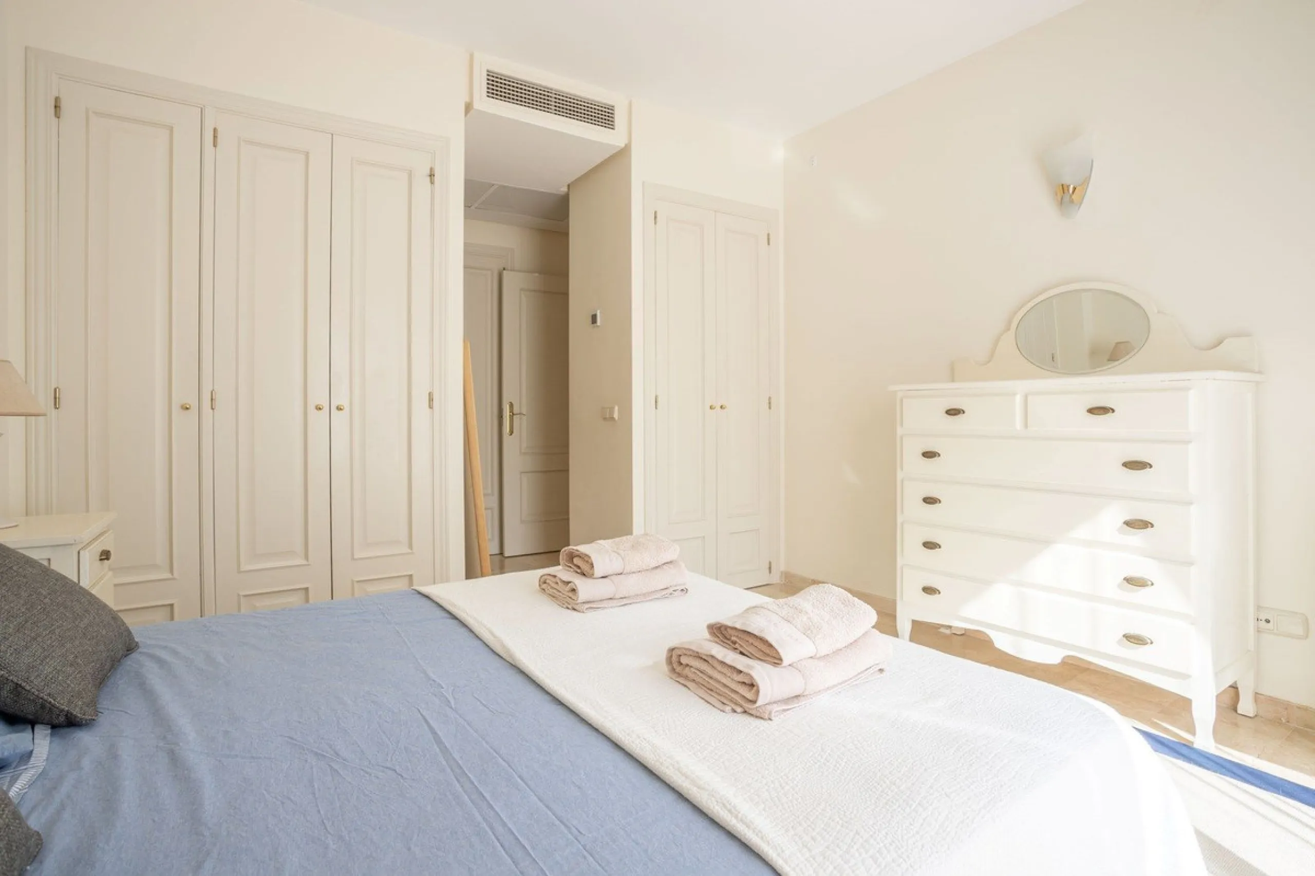Apartment - Ground Floor Apartment в продаже в Benahavís, Málaga. В доме 3 спален и 3 ванных комнат. Площадь дома 140 м². Площадь участка 50 м²