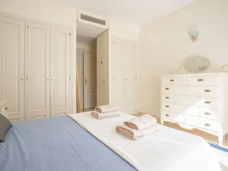 Apartment - Ground Floor Apartment в продаже в Benahavís, Málaga. В доме 3 спален и 3 ванных комнат. Площадь дома 140 м². Площадь участка 50 м²