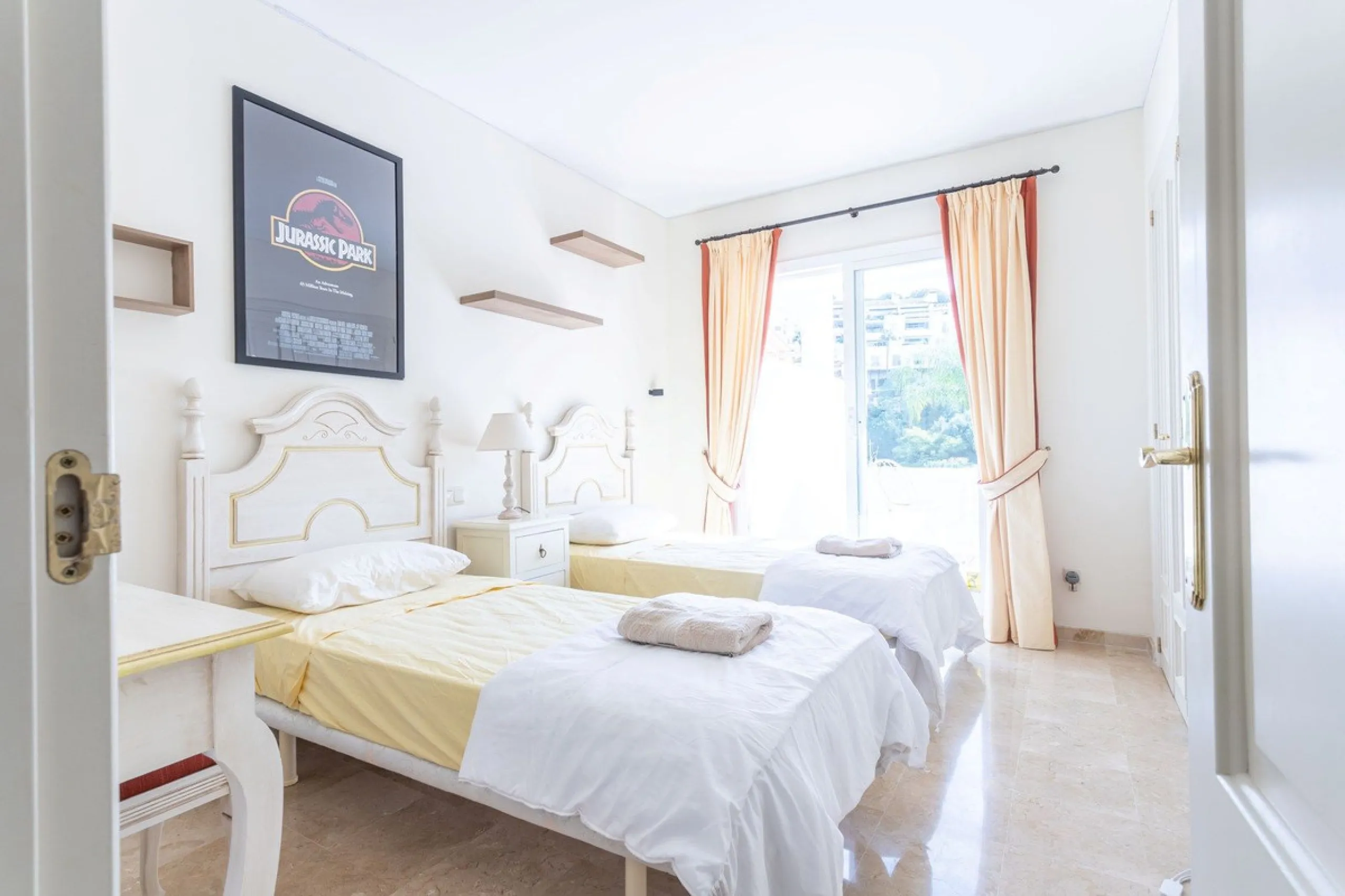 Apartment - Ground Floor Apartment в продаже в Benahavís, Málaga. В доме 3 спален и 3 ванных комнат. Площадь дома 140 м². Площадь участка 50 м²