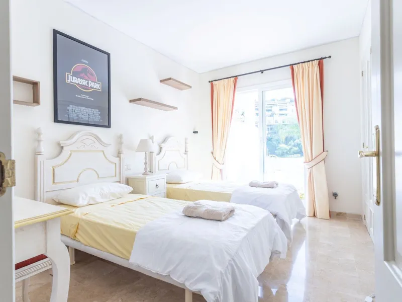 Apartment - Ground Floor Apartment в продаже в Benahavís, Málaga. В доме 3 спален и 3 ванных комнат. Площадь дома 140 м². Площадь участка 50 м²
