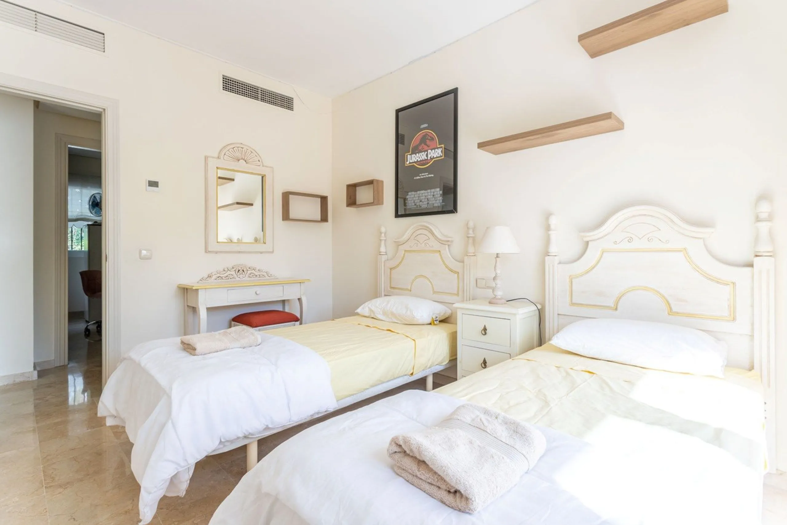 Apartment - Ground Floor Apartment в продаже в Benahavís, Málaga. В доме 3 спален и 3 ванных комнат. Площадь дома 140 м². Площадь участка 50 м²