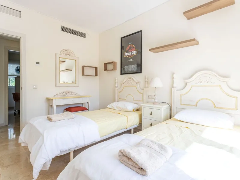 Apartment - Ground Floor Apartment в продаже в Benahavís, Málaga. В доме 3 спален и 3 ванных комнат. Площадь дома 140 м². Площадь участка 50 м²