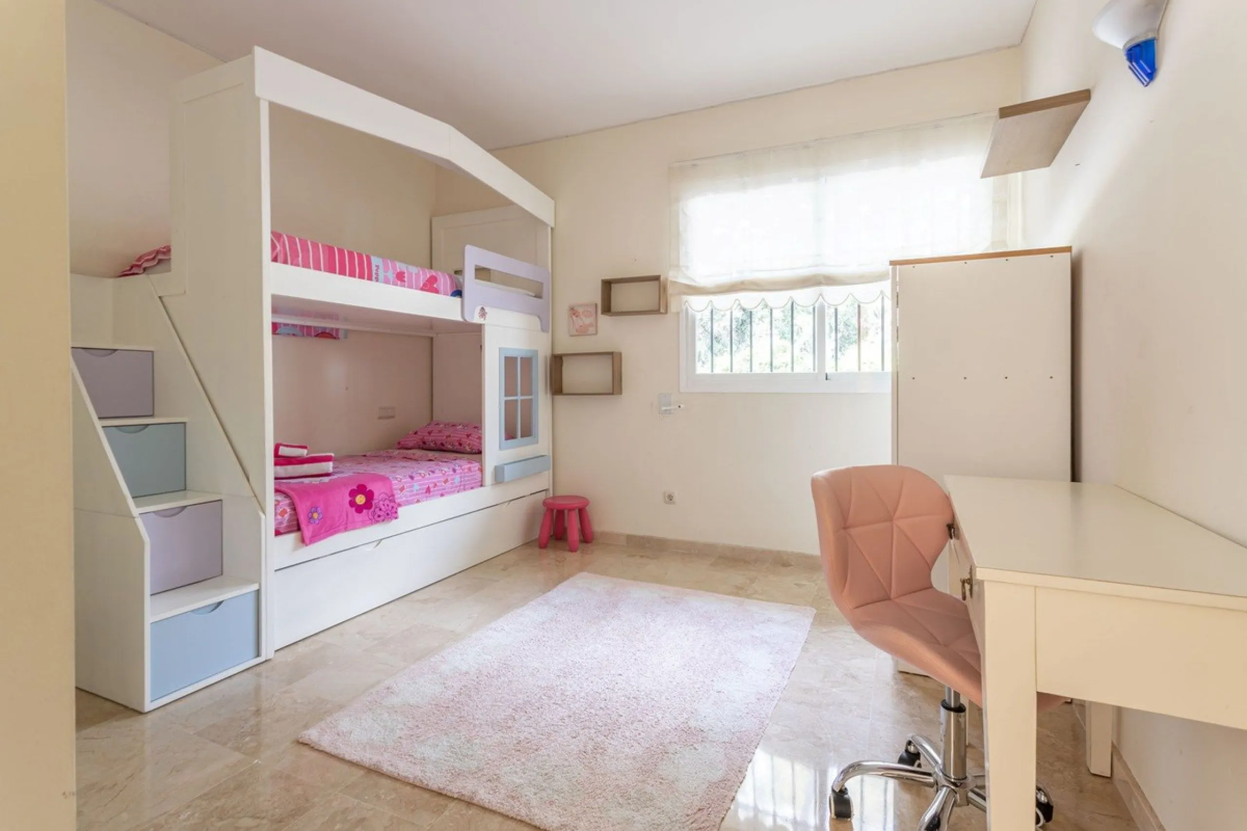 Apartment - Ground Floor Apartment в продаже в Benahavís, Málaga. В доме 3 спален и 3 ванных комнат. Площадь дома 140 м². Площадь участка 50 м²