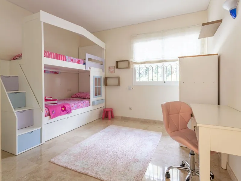 Apartment - Ground Floor Apartment в продаже в Benahavís, Málaga. В доме 3 спален и 3 ванных комнат. Площадь дома 140 м². Площадь участка 50 м²