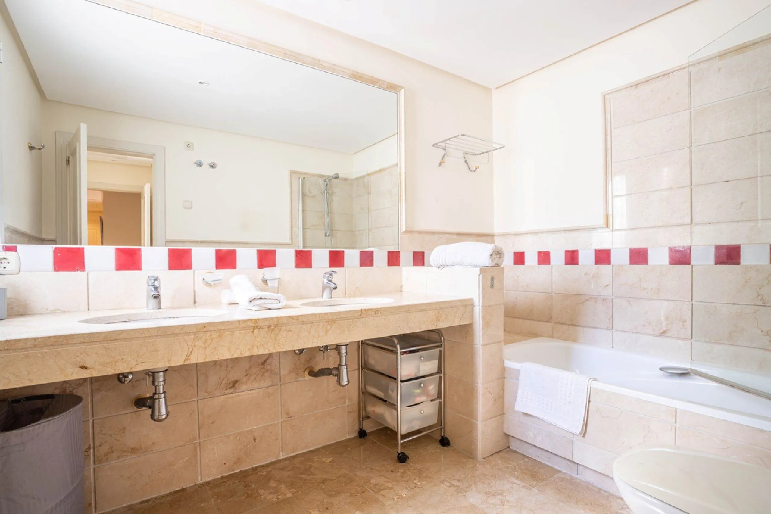 Apartment - Ground Floor Apartment в продаже в Benahavís, Málaga. В доме 3 спален и 3 ванных комнат. Площадь дома 140 м². Площадь участка 50 м²