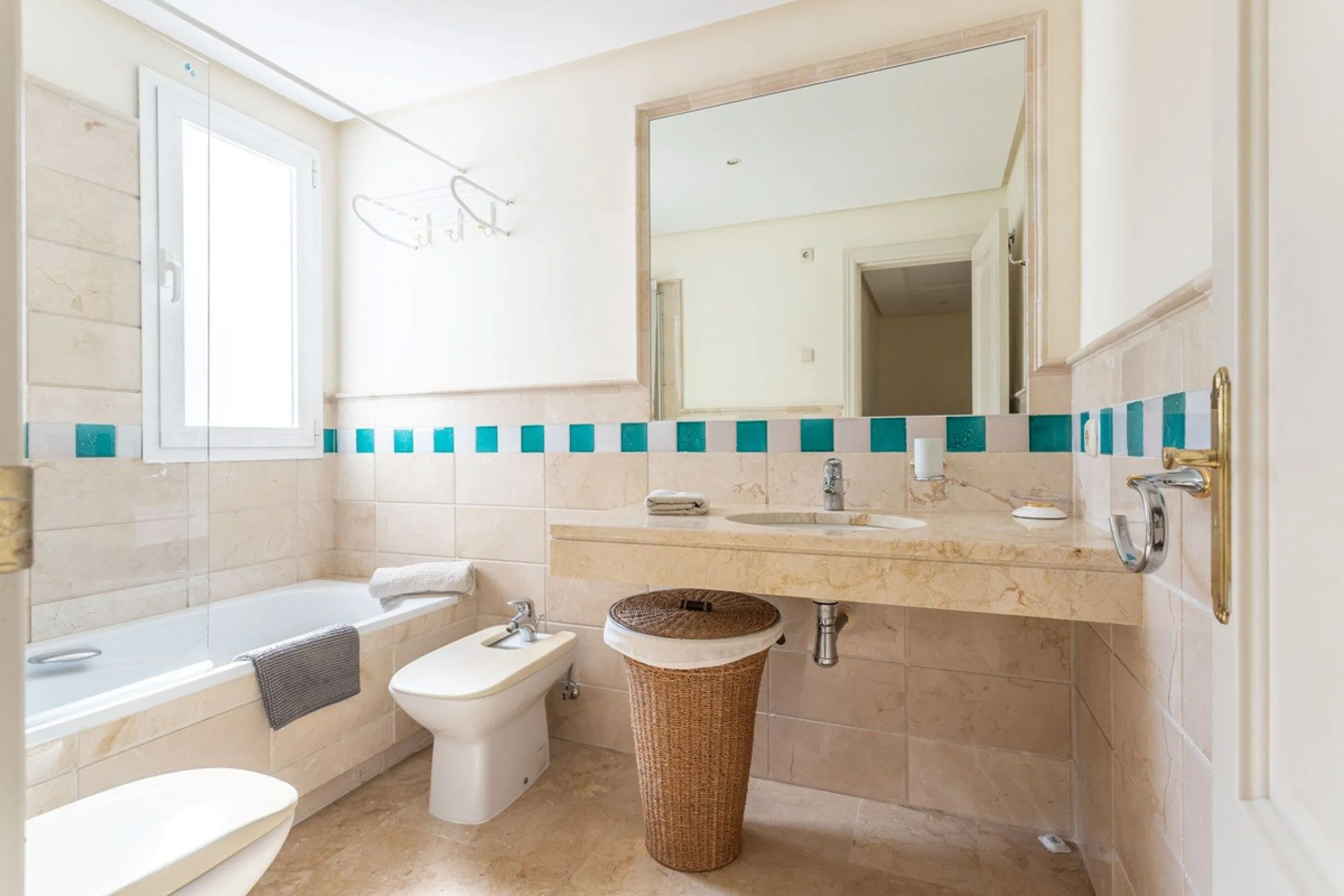 Apartment - Ground Floor Apartment в продаже в Benahavís, Málaga. В доме 3 спален и 3 ванных комнат. Площадь дома 140 м². Площадь участка 50 м²