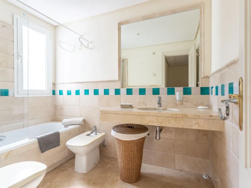 Apartment - Ground Floor Apartment в продаже в Benahavís, Málaga. В доме 3 спален и 3 ванных комнат. Площадь дома 140 м². Площадь участка 50 м²