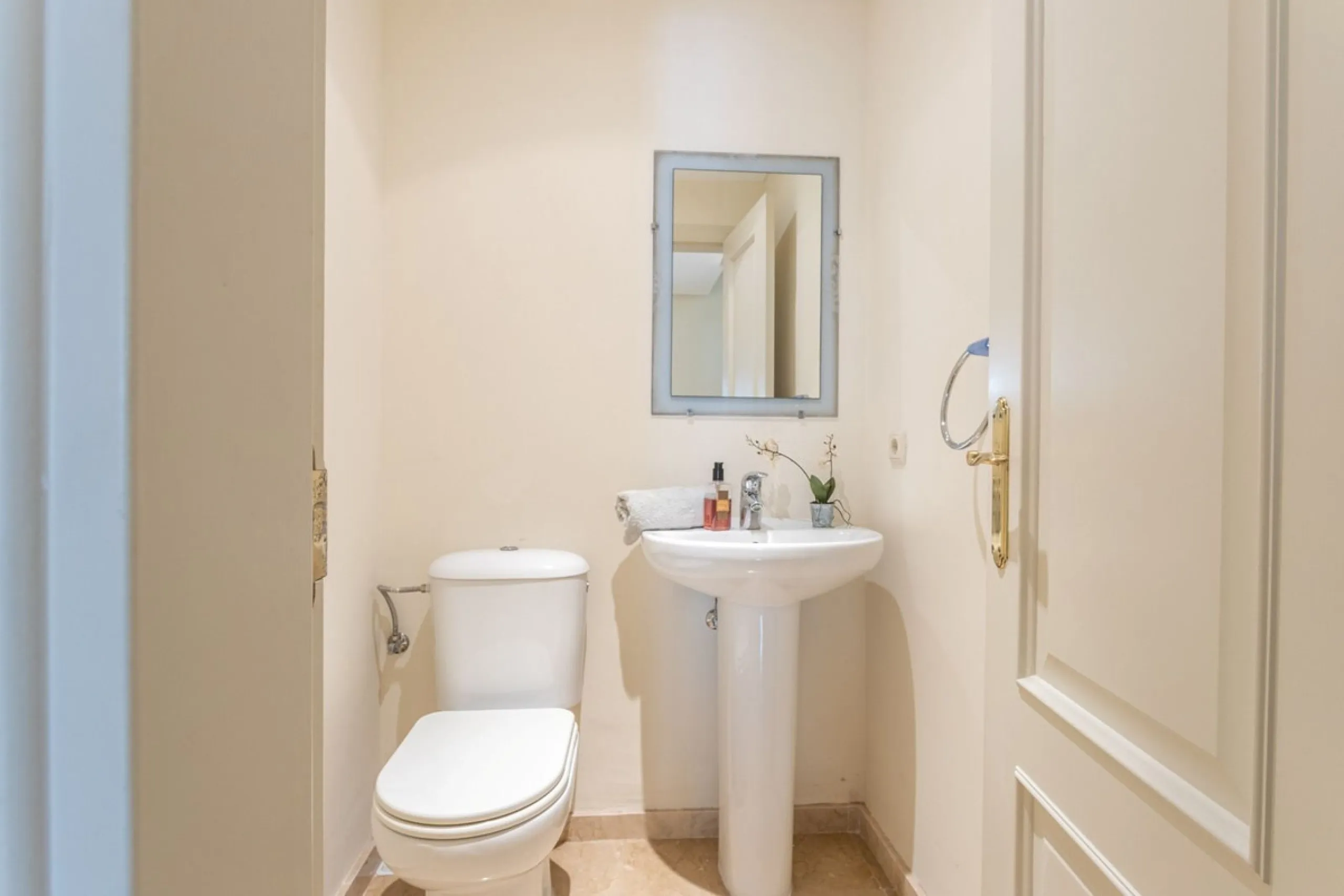 Apartment - Ground Floor Apartment в продаже в Benahavís, Málaga. В доме 3 спален и 3 ванных комнат. Площадь дома 140 м². Площадь участка 50 м²