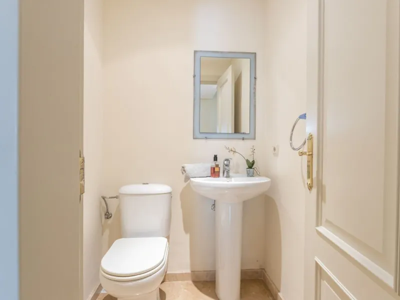 Apartment - Ground Floor Apartment в продаже в Benahavís, Málaga. В доме 3 спален и 3 ванных комнат. Площадь дома 140 м². Площадь участка 50 м²