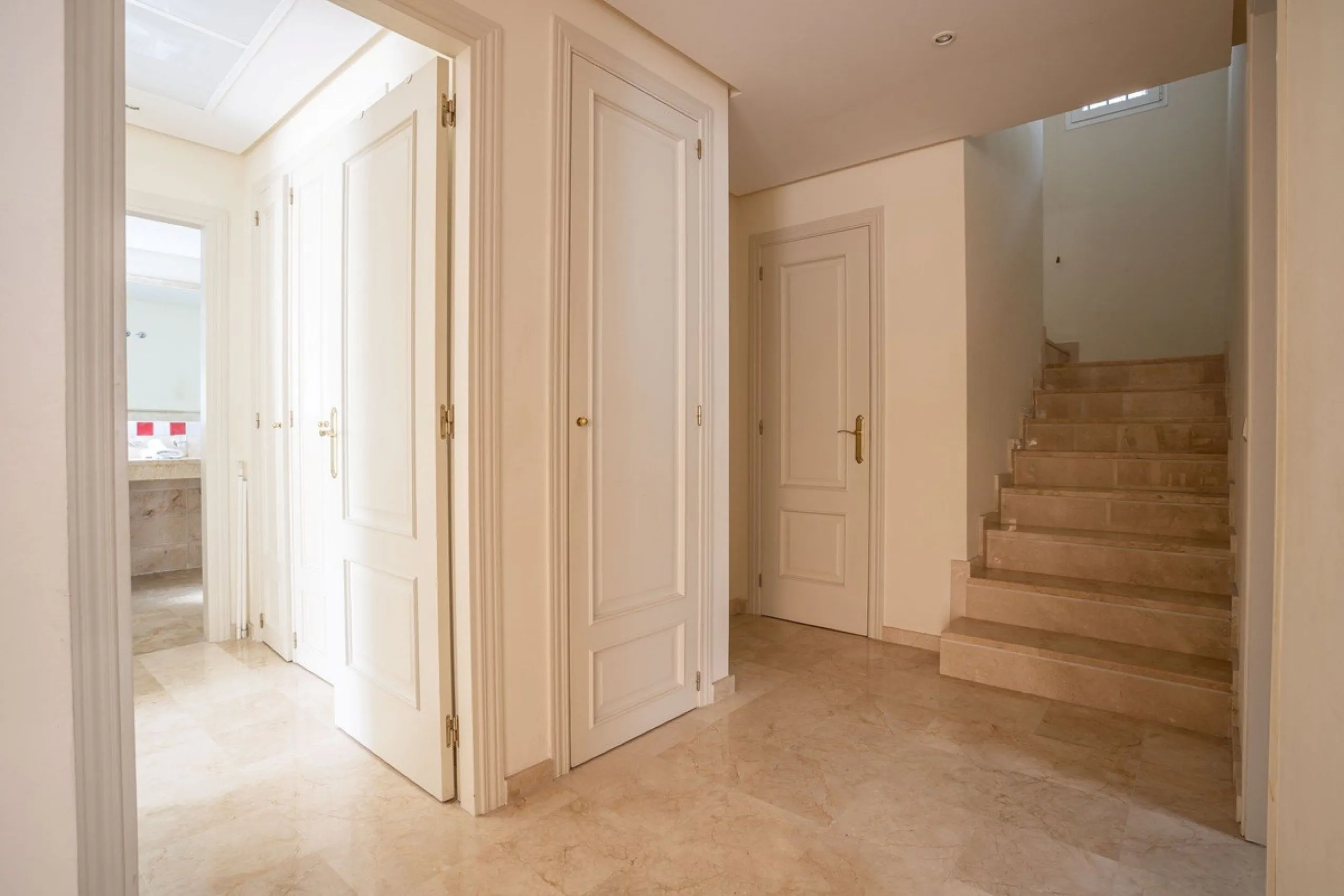 Apartment - Ground Floor Apartment в продаже в Benahavís, Málaga. В доме 3 спален и 3 ванных комнат. Площадь дома 140 м². Площадь участка 50 м²