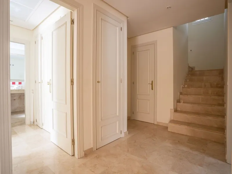 Apartment - Ground Floor Apartment в продаже в Benahavís, Málaga. В доме 3 спален и 3 ванных комнат. Площадь дома 140 м². Площадь участка 50 м²