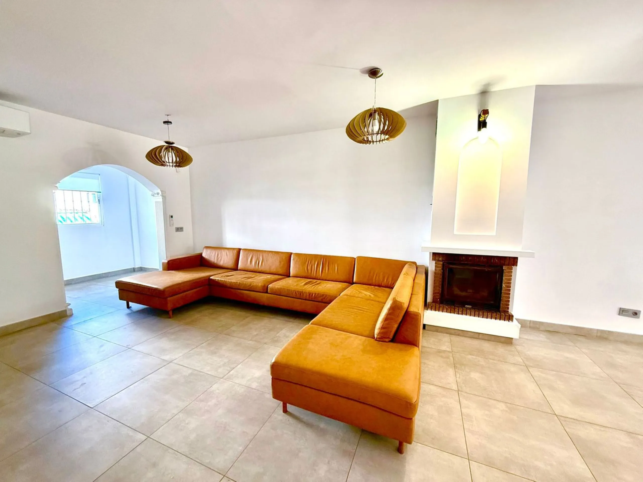 House - Townhouse в продаже в Estepona, Málaga. В доме 3 спален и 3 ванных комнат. Площадь дома 116 м². Площадь участка 25 м²