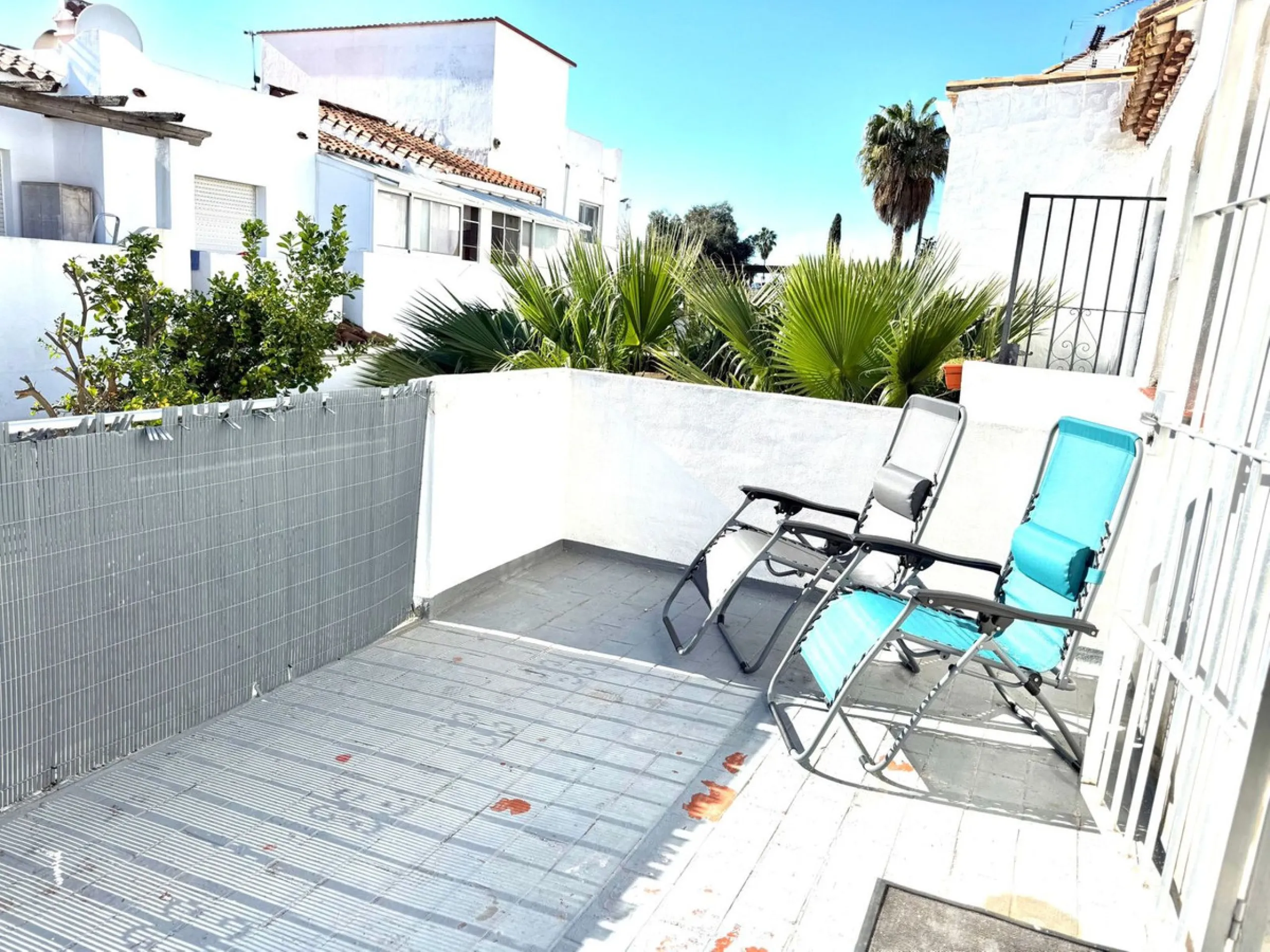 House - Townhouse в продаже в Estepona, Málaga. В доме 3 спален и 3 ванных комнат. Площадь дома 116 м². Площадь участка 25 м²
