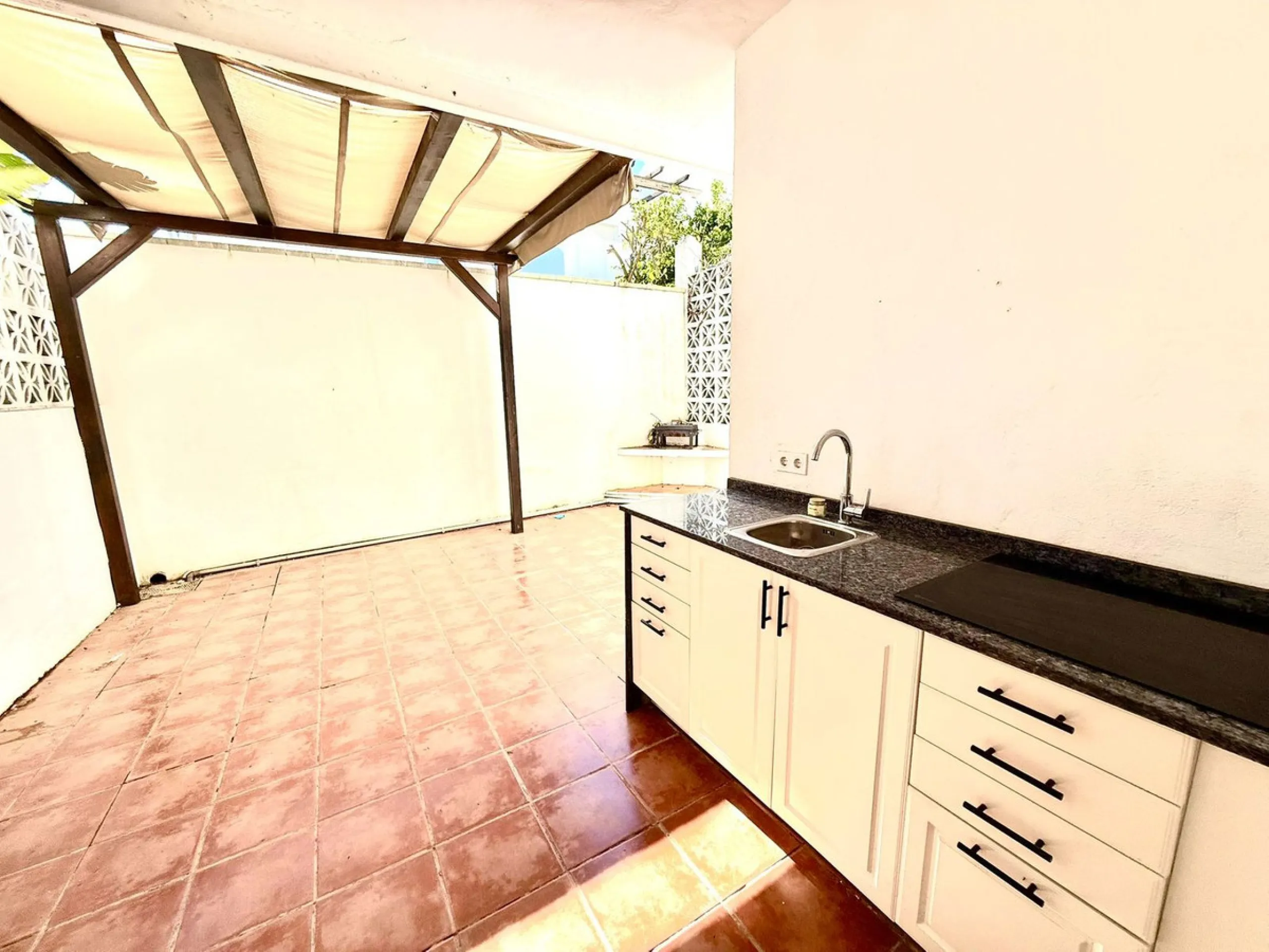 House - Townhouse в продаже в Estepona, Málaga. В доме 3 спален и 3 ванных комнат. Площадь дома 116 м². Площадь участка 25 м²