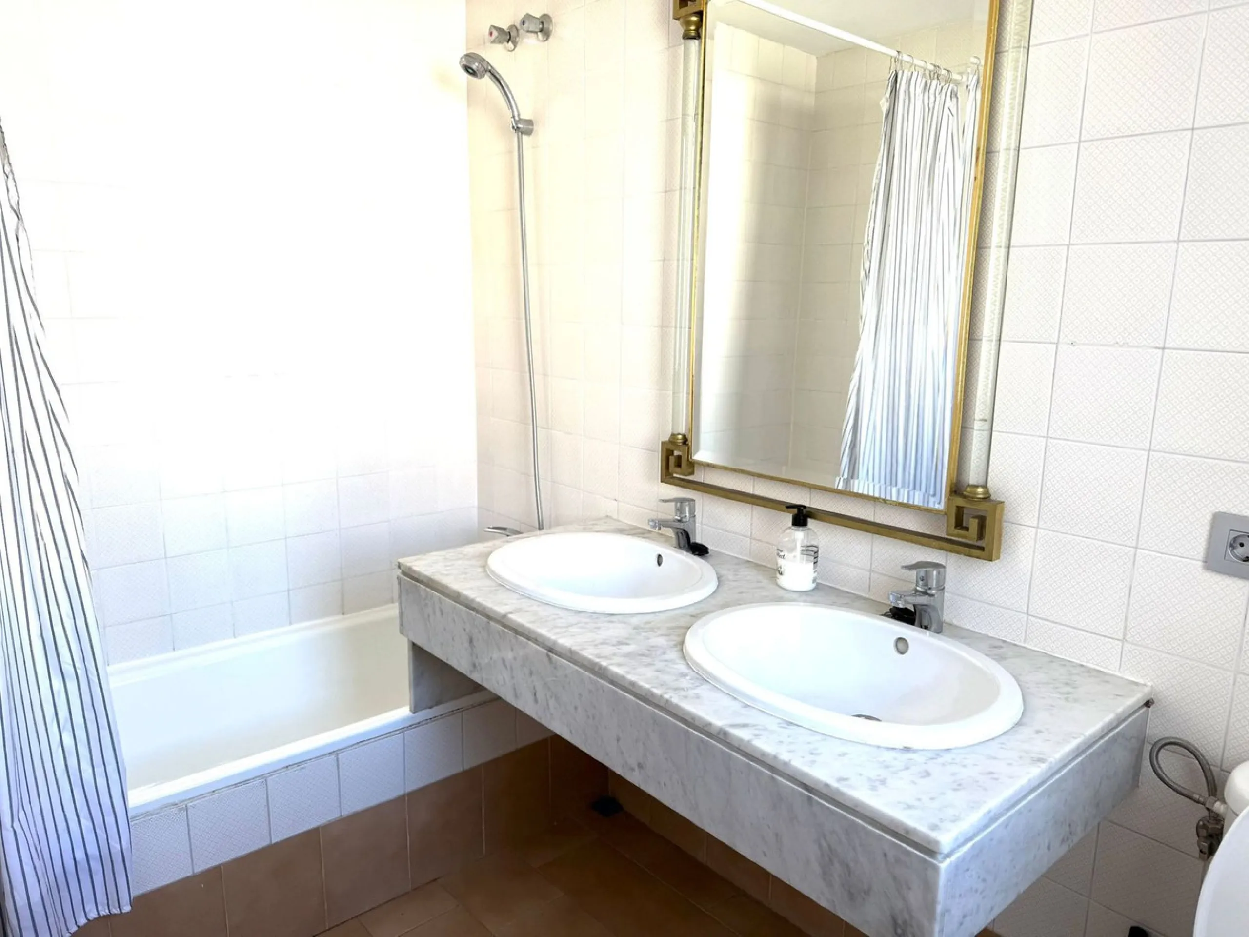 House - Townhouse в продаже в Estepona, Málaga. В доме 3 спален и 3 ванных комнат. Площадь дома 116 м². Площадь участка 25 м²