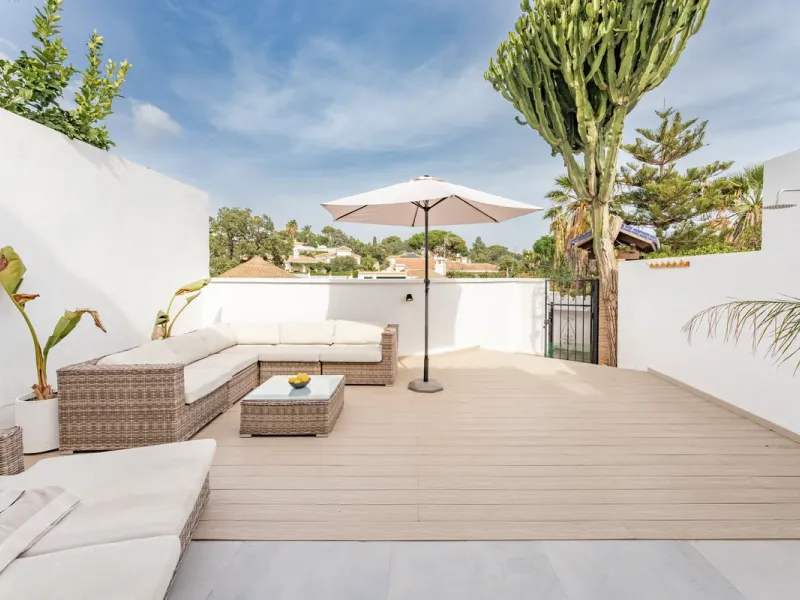 East Marbella, Elviria centre. For sale fantastic renovated and charming townhouse in Pueblo Sueco. This townhouse was refurbished to high quality standards in 2018 and beautifully decorated throughout. The property has a modern feel of top quality and is